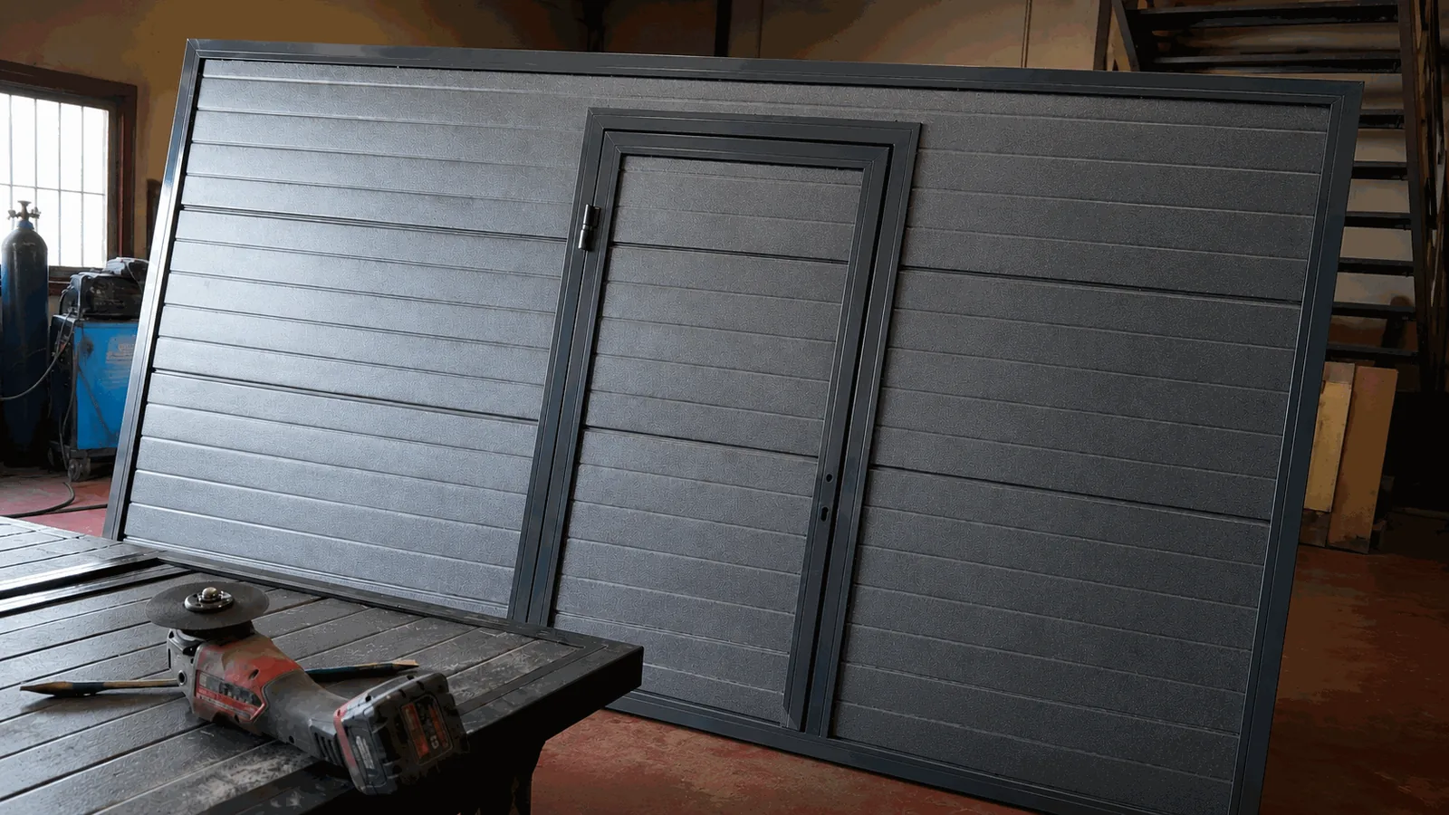 Instalación de puerta metálica en el taller